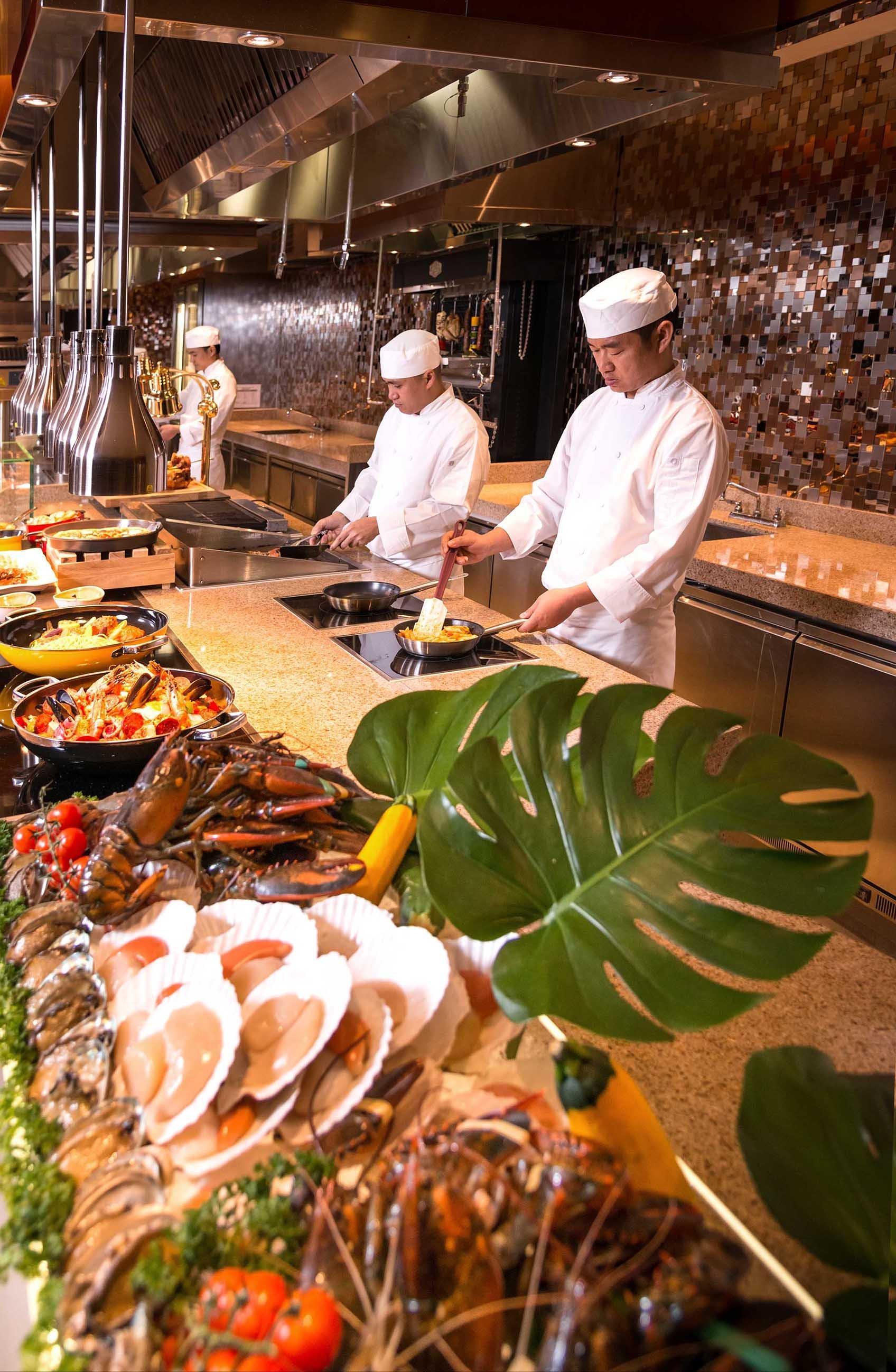 Crowne Plaza Macau By Ihg Hotel Kültér fotó A live kitchen at a hotel