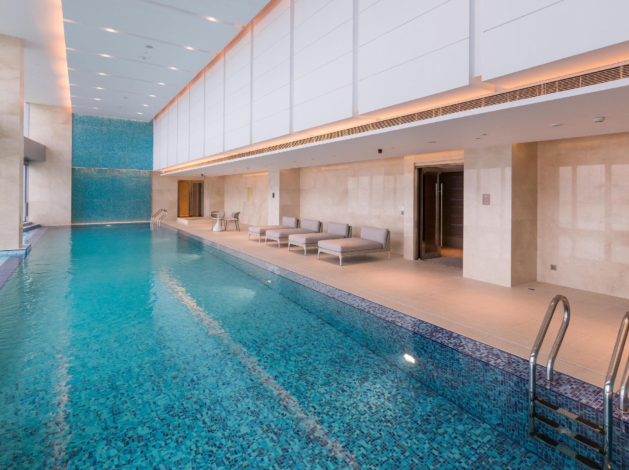 Crowne Plaza Macau By Ihg Hotel Kültér fotó The swimming pool at The Hari
