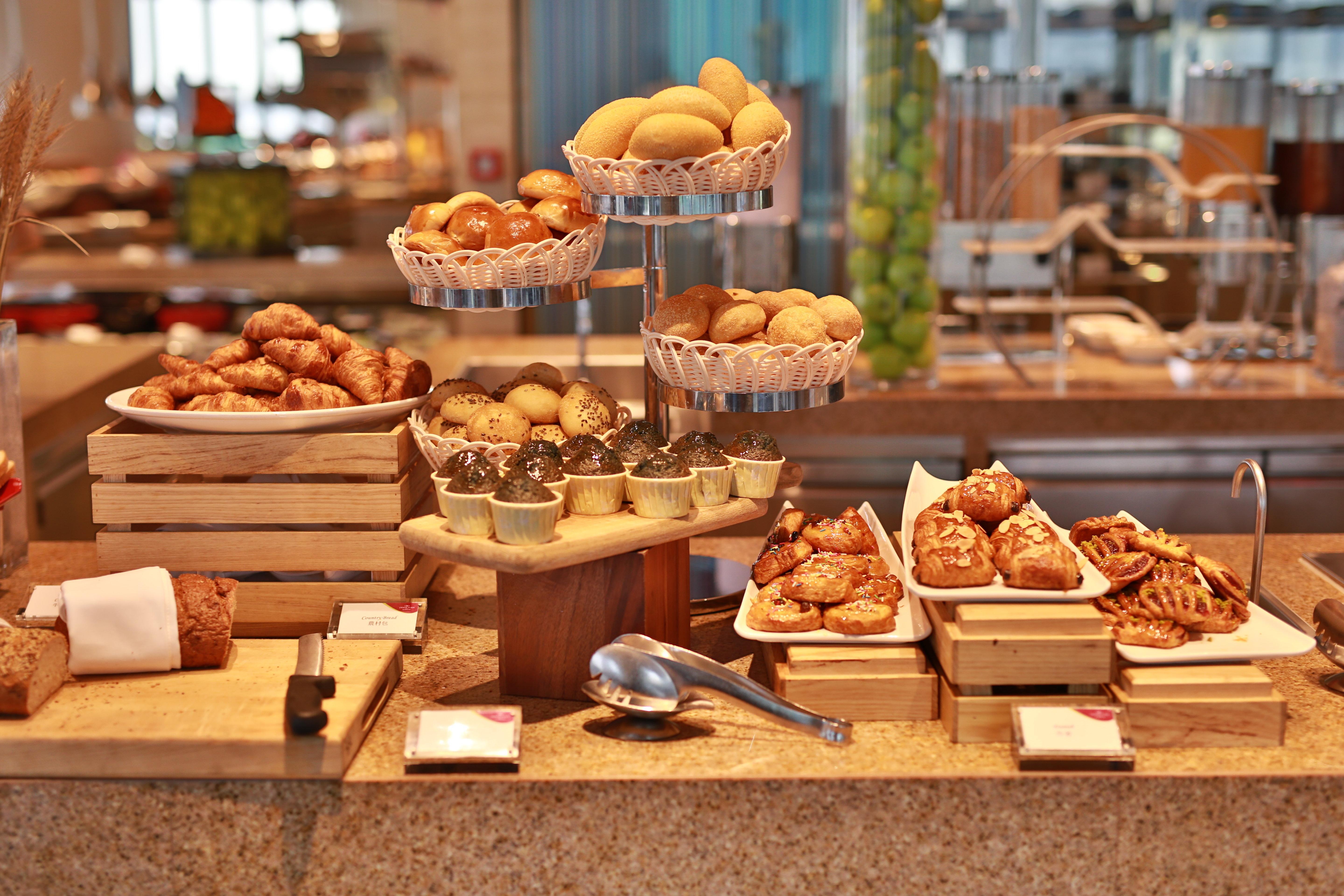 Crowne Plaza Macau By Ihg Hotel Kültér fotó A buffet of pastries