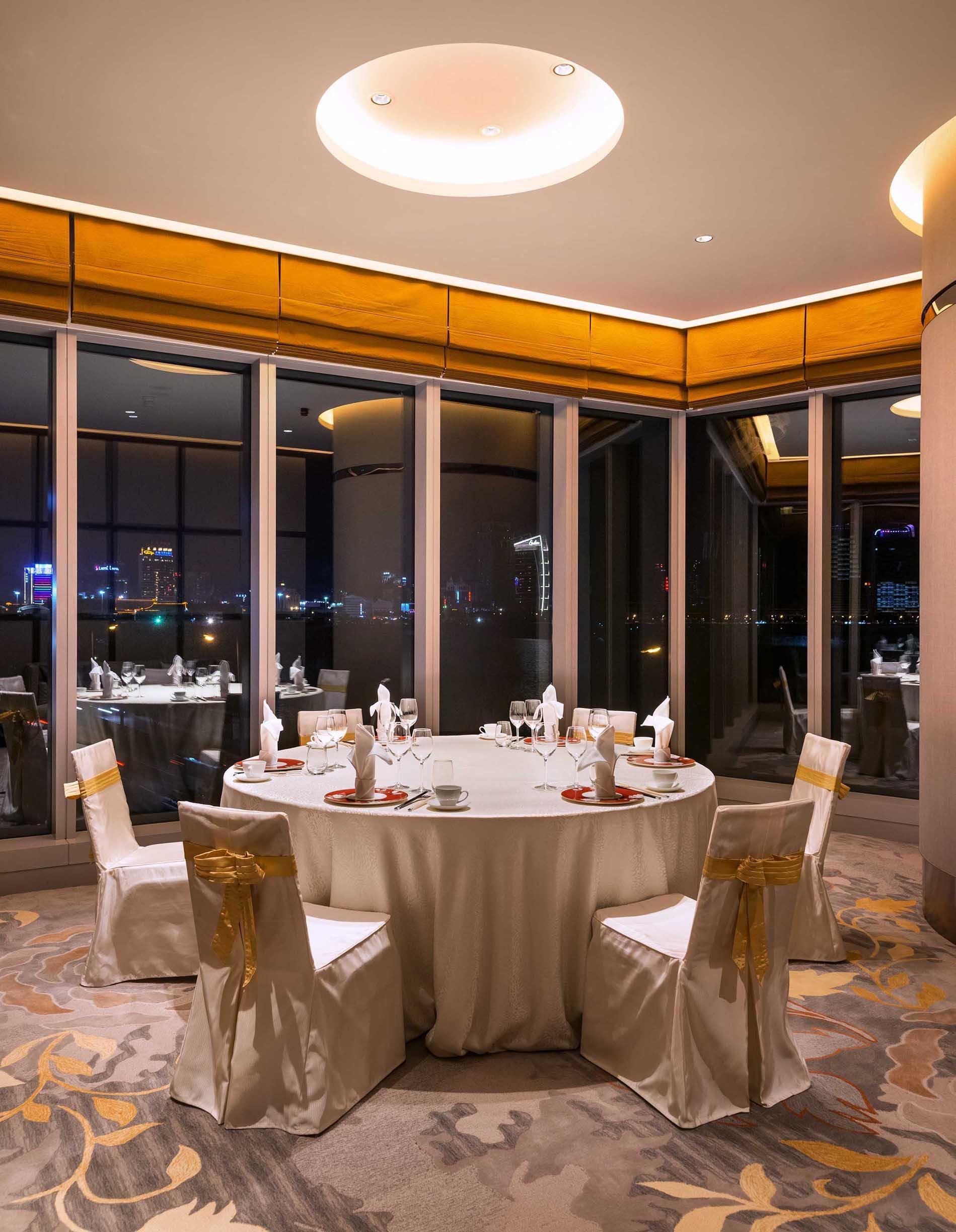Crowne Plaza Macau By Ihg Hotel Kültér fotó The Club Lounge at the 39th floor