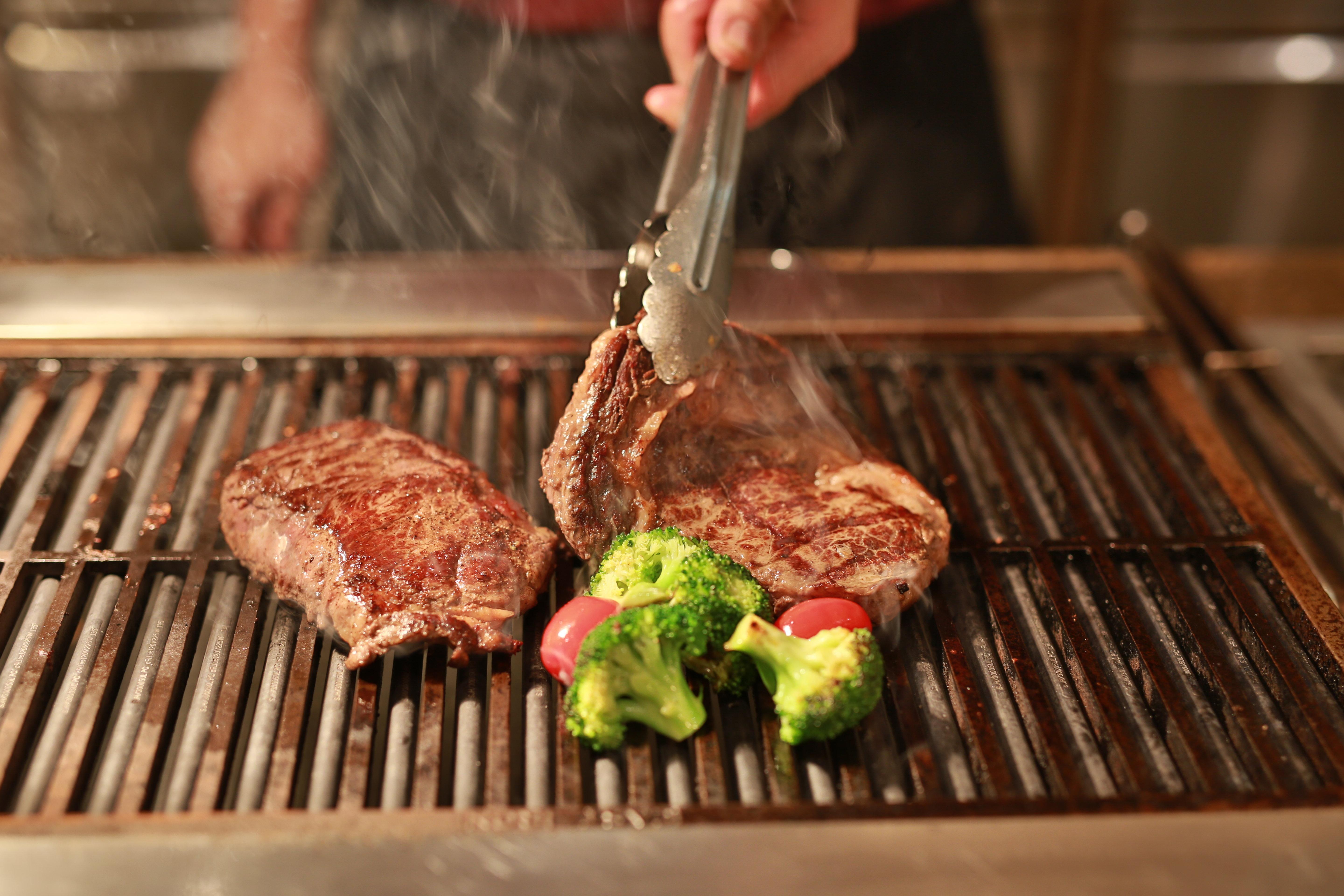 Crowne Plaza Macau By Ihg Hotel Kültér fotó A steak being grilled