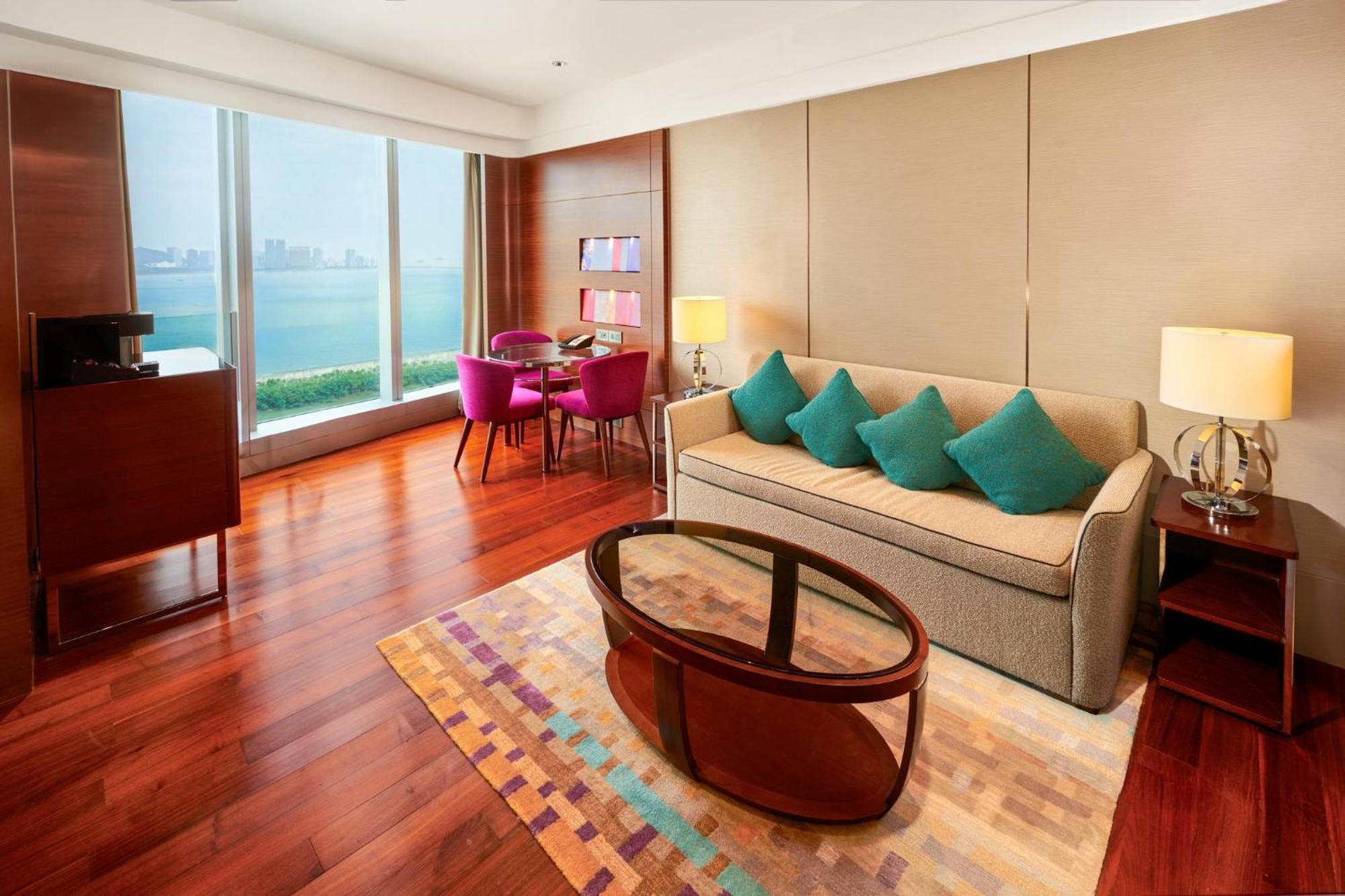 Crowne Plaza Macau By Ihg Hotel Kültér fotó A suite at the hotel
