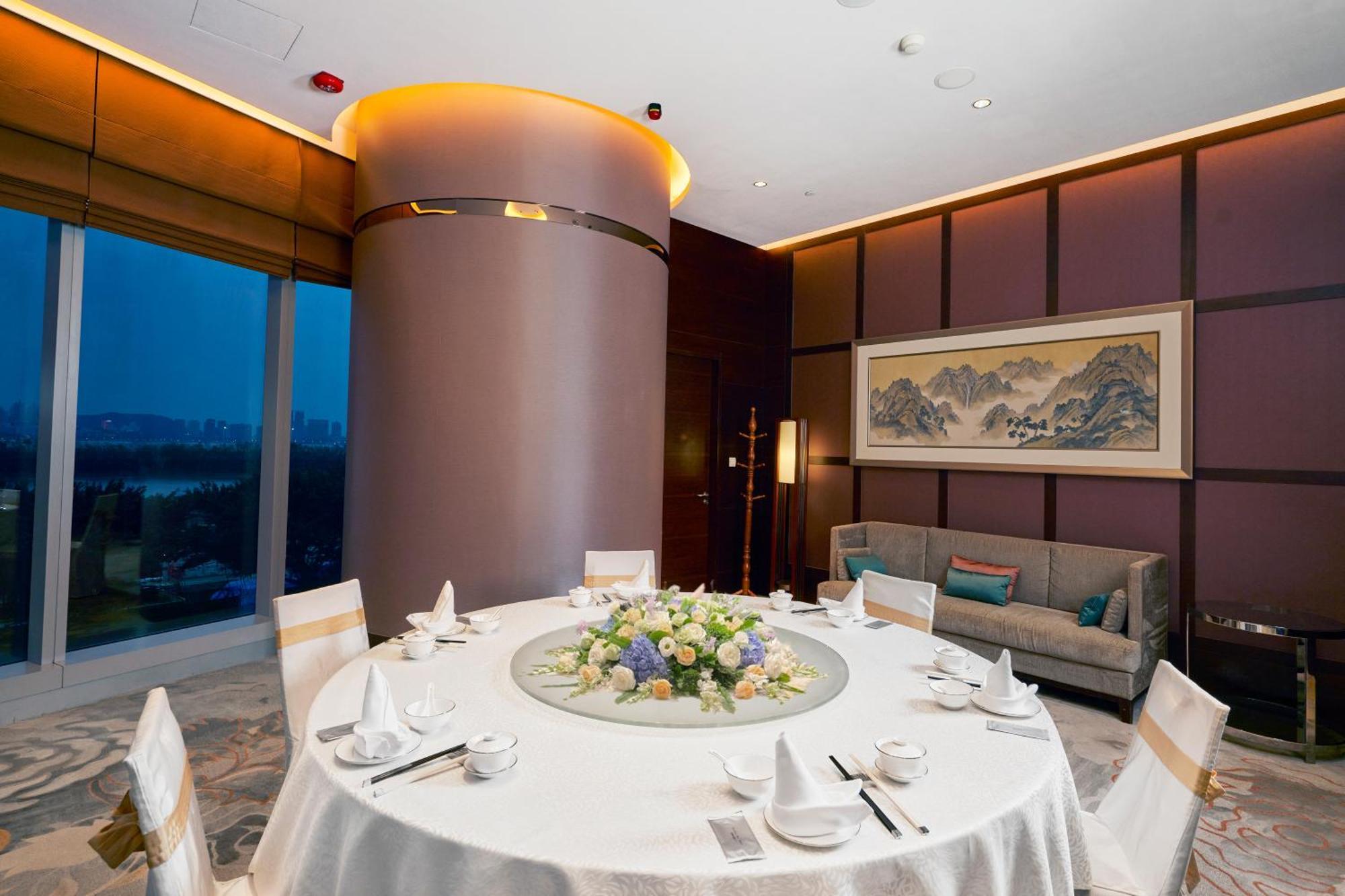 Crowne Plaza Macau By Ihg Hotel Kültér fotó A private dining room at the restaurant
