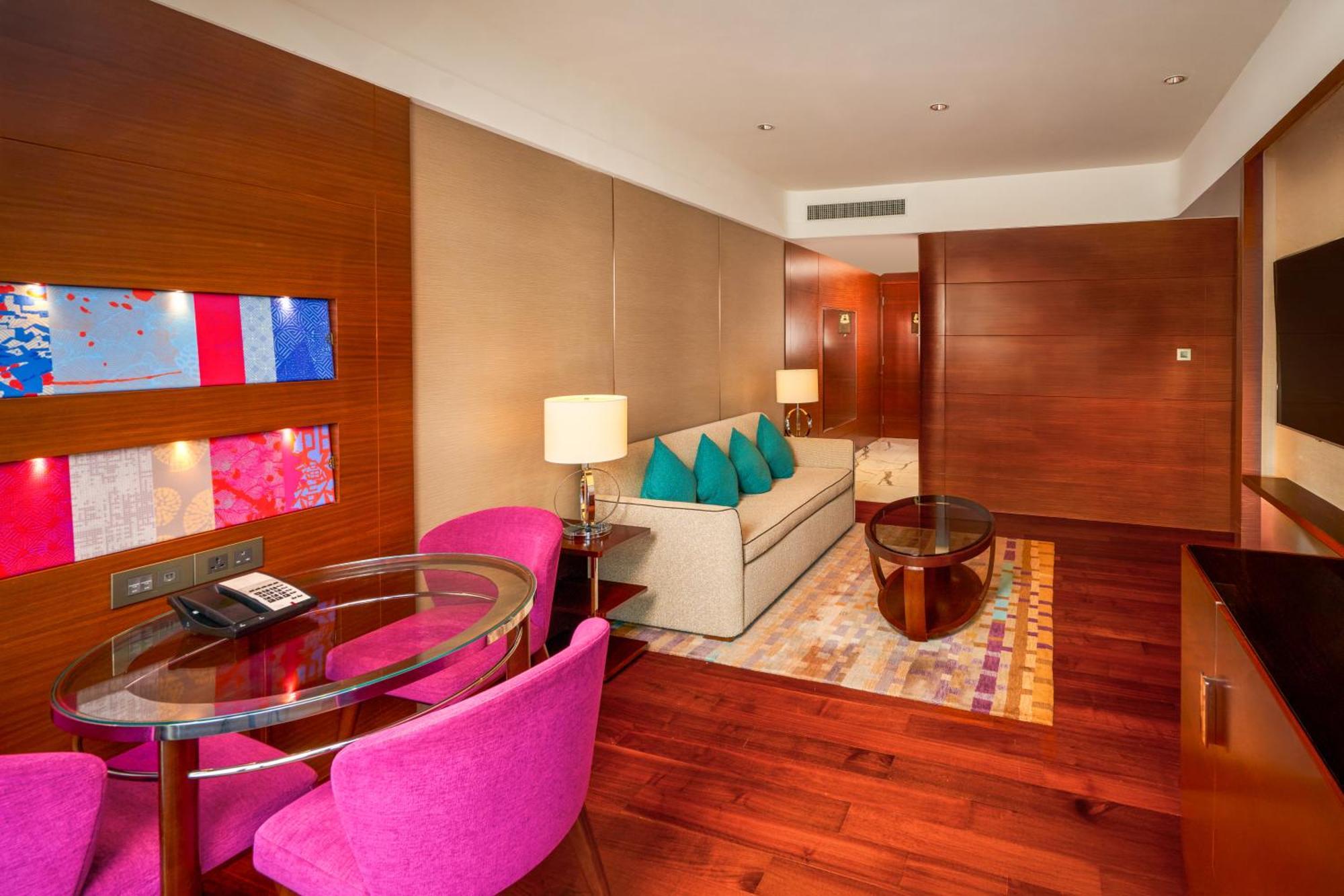 Crowne Plaza Macau By Ihg Hotel Kültér fotó Suite at the Park, Hyderabad