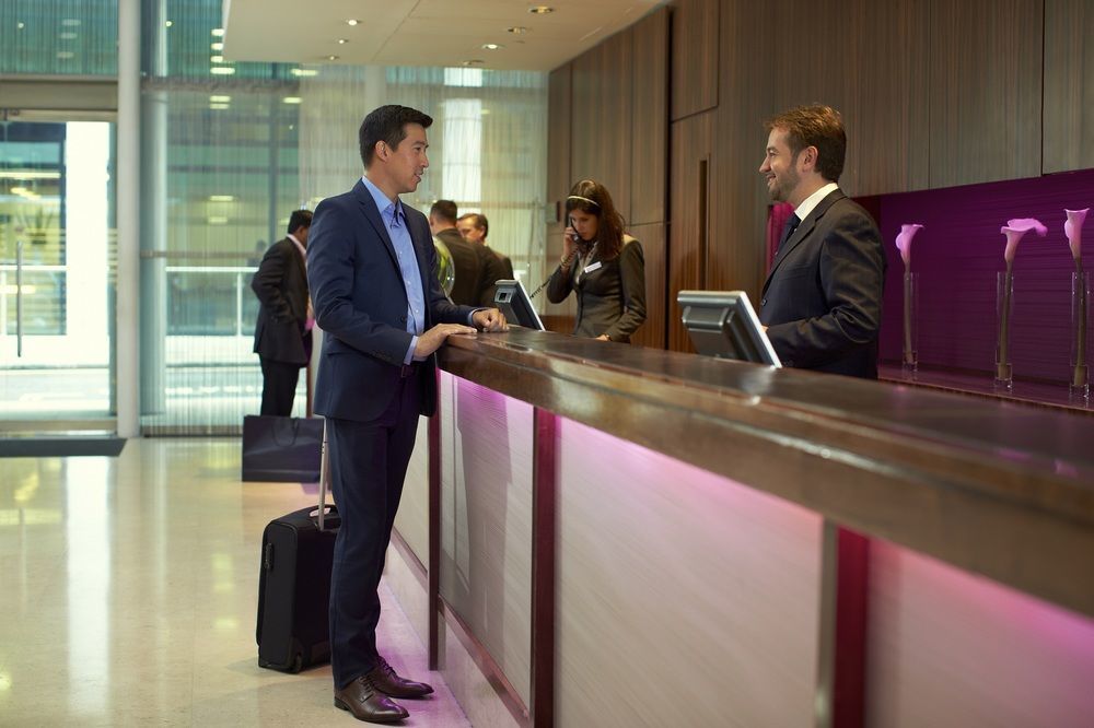 Crowne Plaza Macau By Ihg Hotel Kültér fotó A hotel receptionist