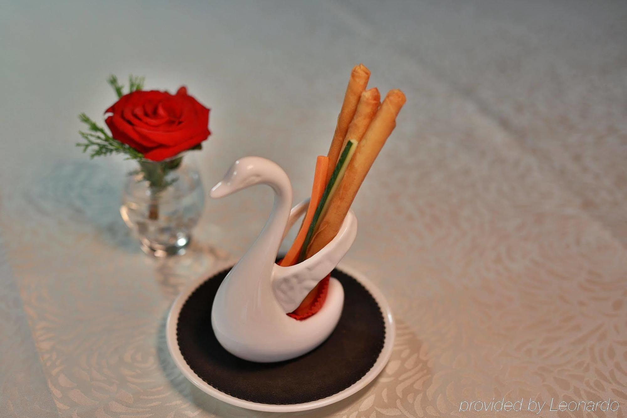 Crowne Plaza Macau By Ihg Hotel Kültér fotó A swan-shaped chopstick holder